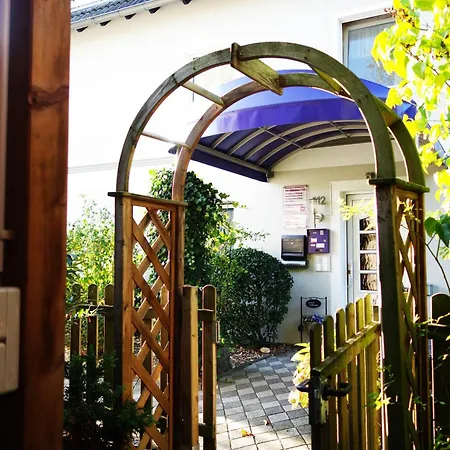 Messe Flughafen Bed & Breakfast 3*